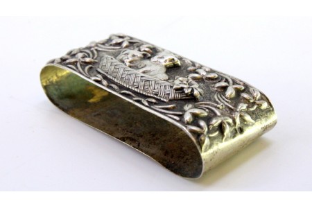 Argola de guardanapo em prata com relevos envolvendo gatos no cesto.